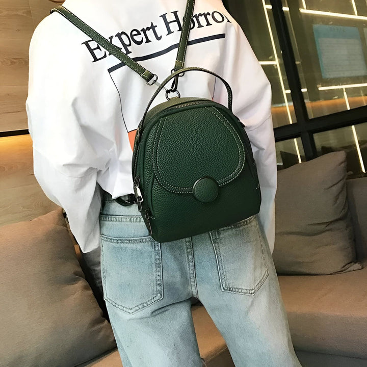 Personne portant un sac à dos en cuir grainé vert sur le dos., 46194000822496,46194000855264,46194000888032