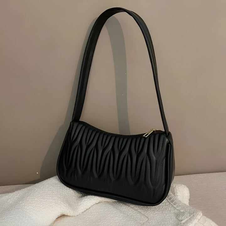 Sac baguette noir texturé avec motif ondulé et fermeture éclair dorée., 46193961631968,46193961664736,46193961730272,46193961763040,46193961795808