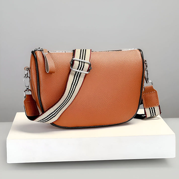 Sac bandoulière en cuir grainé marron avec sangle à rayures., 46262995747040,46262995779808,46262995812576,46262995845344