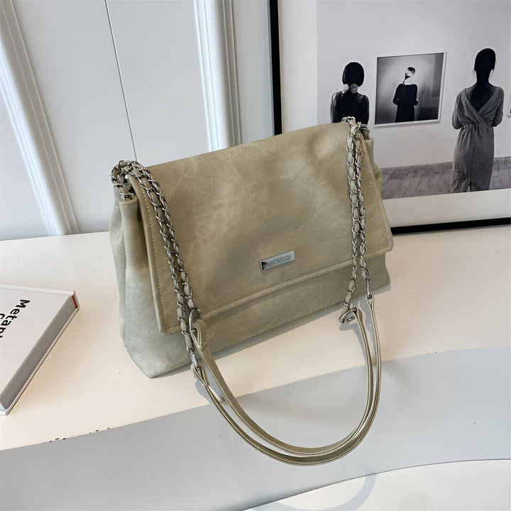Sac à main beige en matière effet daim avec chaînes argentées, 46193885544672,46193885577440,46193885610208,46193885642976