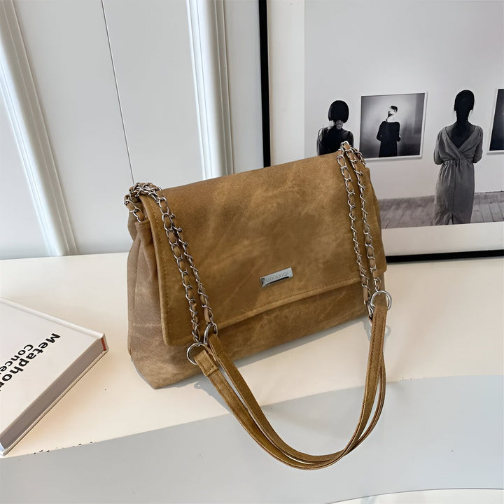 Sac à bandoulière aspect daim marron avec chaîne argentée., 46193885544672,46193885577440,46193885610208,46193885642976