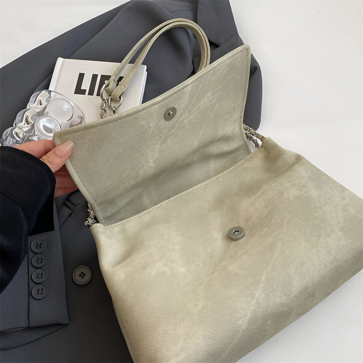 Sac à main beige ouvert en matière texturée avec bandoulière chaîne et fermeture pression., 46193885544672,46193885577440,46193885610208,46193885642976