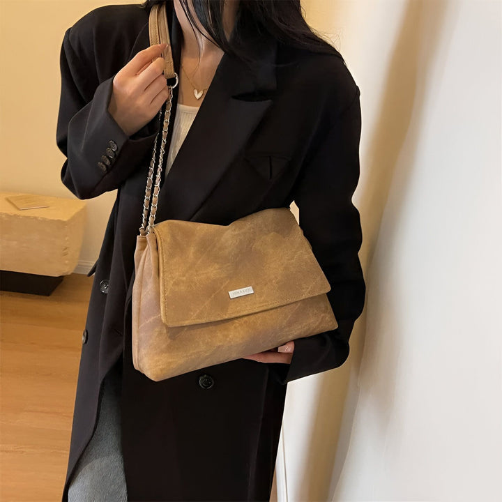 Sac à main marron clair à rabat porté par une femme en blazer noir, 46193885544672,46193885577440,46193885610208,46193885642976