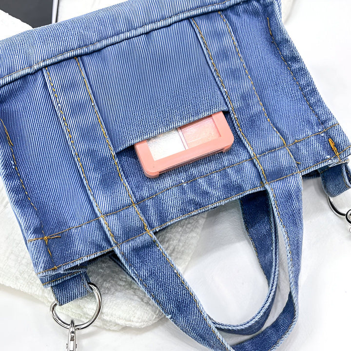Sac en jean bleu avec une palette de maquillage dans une poche., 46193993285856,46193993318624