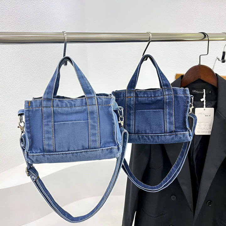 Deux sacs tote en jean bleus avec poignées et bandoulières suspendus, 46193993285856,46193993318624