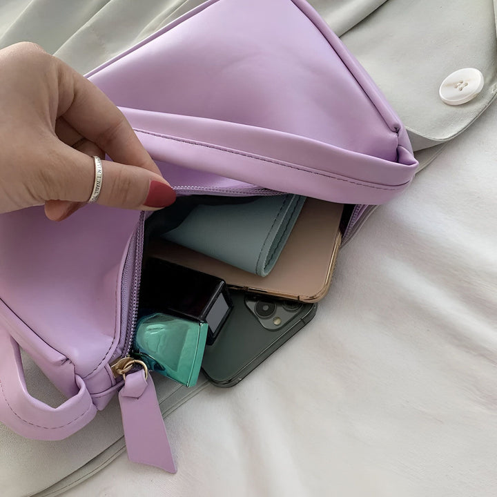 Sac à main lilas ouvert avec un téléphone, un portefeuille et un flacon à l'intérieur., 46193965596896,46193965629664,46193965662432,46193965695200,46193965727968,46193965760736,46193965793504