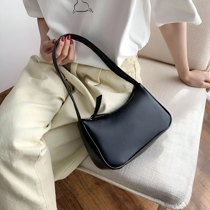 Sac à main noir baguette tenu par une femme, 46193965596896,46193965629664,46193965662432,46193965695200,46193965727968,46193965760736,46193965793504