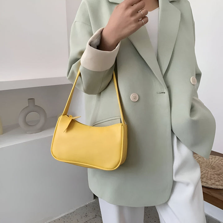 Sac baguette jaune porté avec un blazer vert clair., 46193965596896,46193965629664,46193965662432,46193965695200,46193965727968,46193965760736,46193965793504