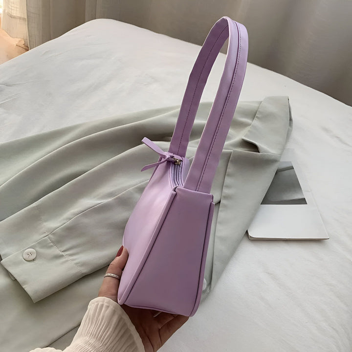 Sac à main baguette violet porté à la main, avec une veste gris clair., 46193965596896,46193965629664,46193965662432,46193965695200,46193965727968,46193965760736,46193965793504
