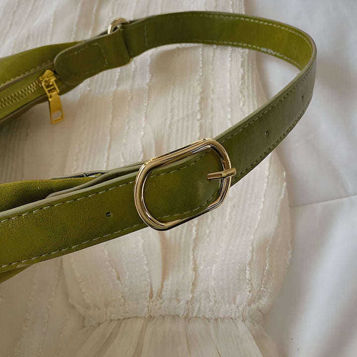 Lanière verte de sac, boucle dorée, zip doré, sur tissu blanc plissé., 46193942495456,46193942528224,46193942560992