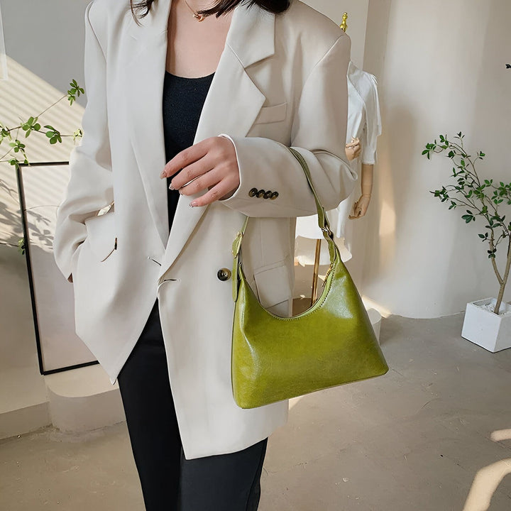 Femme en blazer clair et sac à main vert., 46193942495456,46193942528224,46193942560992
