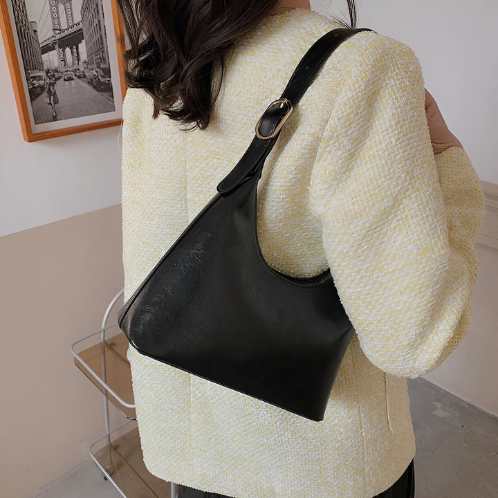 Personne en veste tweed jaune clair avec sac à main noir porté épaule., 46193942495456,46193942528224,46193942560992