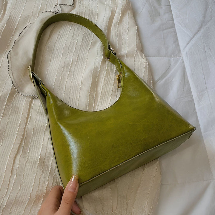 Sac à main vert brillant de forme incurvée sur fond blanc., 46193942495456,46193942528224,46193942560992