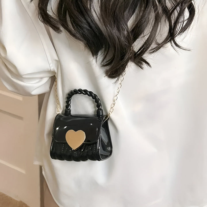 Mini sac noir brillant avec cœur doré et chaîne dorée., 46193989976288,46193990009056,46193990041824,46193990074592,46193990107360,46193990140128