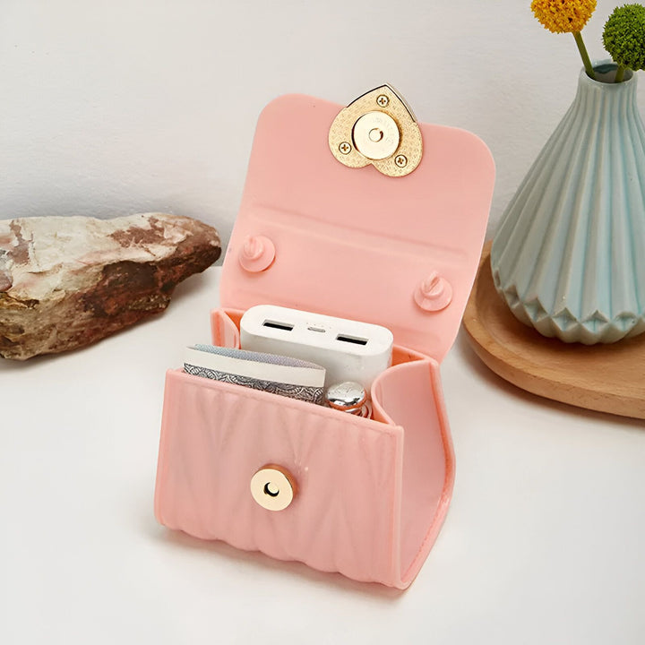 Mini sac rose matelassé ouvert contenant batterie externe et objets, 46193989976288,46193990009056,46193990041824,46193990074592,46193990107360,46193990140128