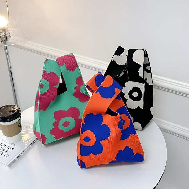 Trois sacs cabas colorés à motifs floraux sur une table., 46193944363232,46193944396000,46193944428768