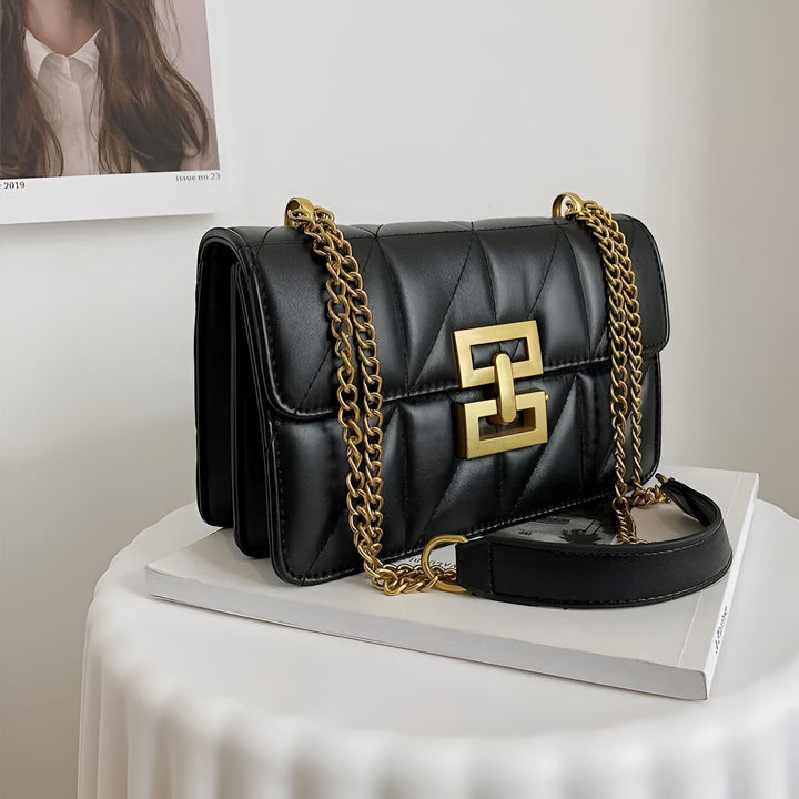 Sac à main noir matelassé, bandoulière chaîne or, fermoir., 46193949049056