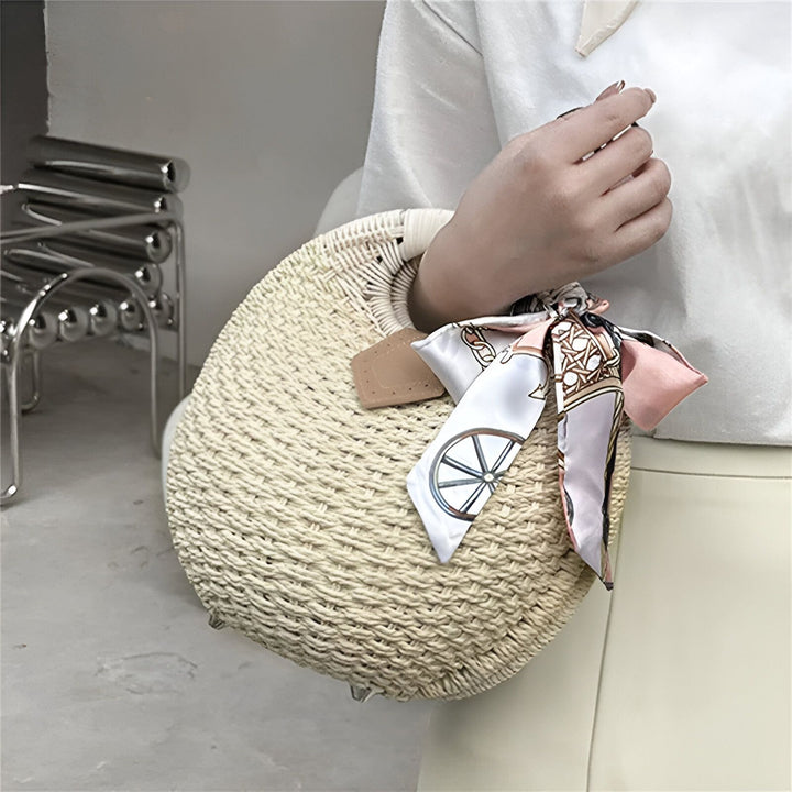 Sac rond en paille tressée avec foulard en soie à motifs chaînes et roue., 46193945706720,46193945739488,46193945772256,46193945805024,46193945837792