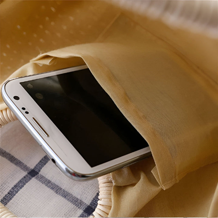 Téléphone blanc dans une housse en tissu beige, posé dans un panier., 46193945706720,46193945739488,46193945772256,46193945805024,46193945837792