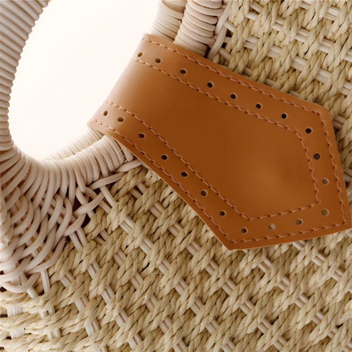 Anse en cuir marron sur sac tressé beige., 46193945706720,46193945739488,46193945772256,46193945805024,46193945837792