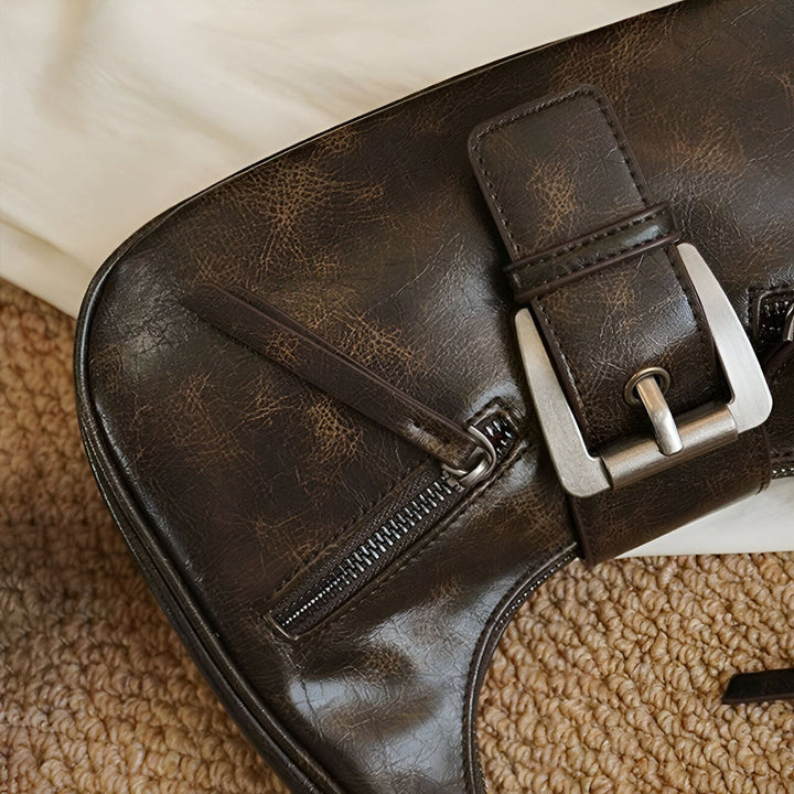 Sac en cuir marron foncé avec boucle et zip argentés., 46193944264928