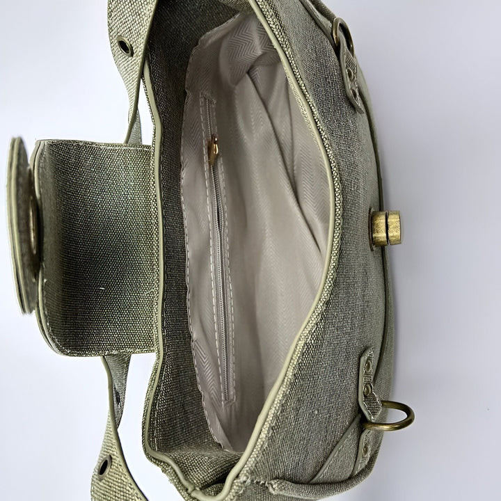 Sac ouvert en toile texturée vert métallisé, doublure intérieure claire et poche zippée., 46193944166624