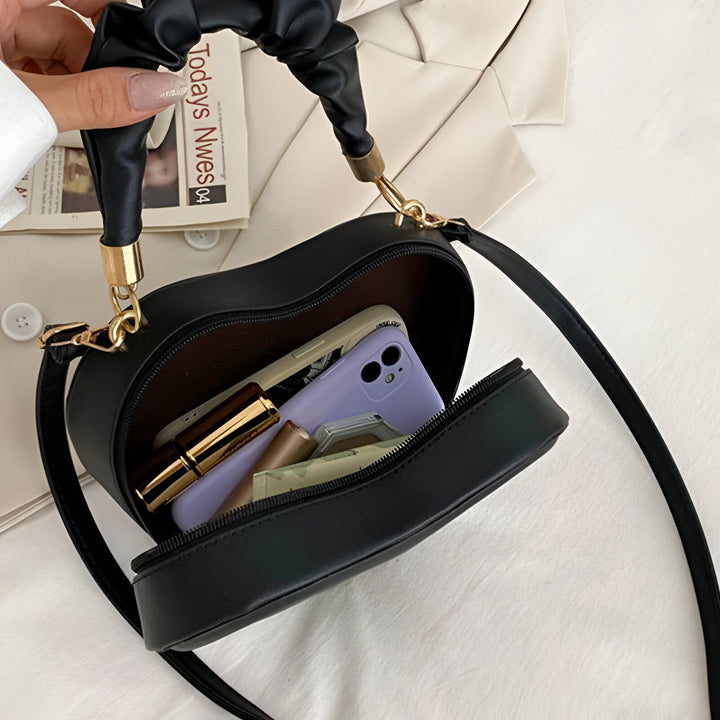 Sac à main noir en forme de cœur ouvert, contenant un téléphone et du maquillage, 46193876402400,46193876435168,46193876467936,46193876500704