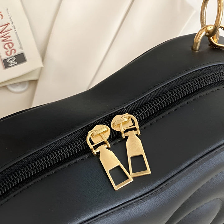 Fermeture éclair et deux tirettes dorées sur un sac noir., 46193876402400,46193876435168,46193876467936,46193876500704