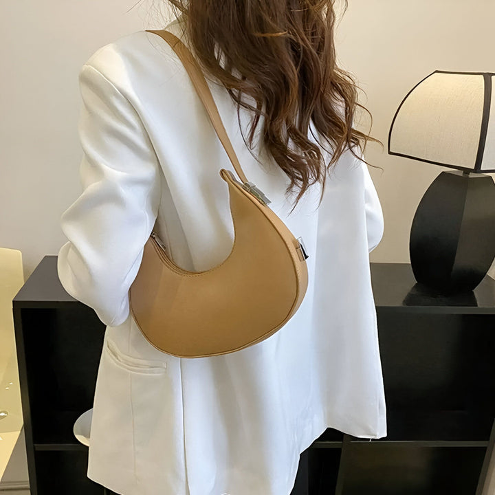 Femme de dos avec blazer blanc et sac épaule croissant beige, 46193940398304,46193940463840,46193940496608,46193940529376