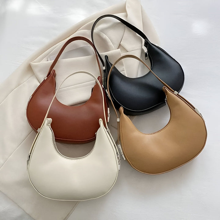 Quatre sacs baguette en blanc, marron, noir et beige posés sur un blazer., 46193940398304,46193940463840,46193940496608,46193940529376