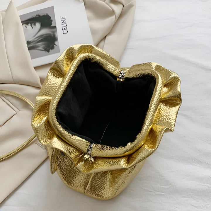 Pochette dorée ouverte avec texture plissée et zip métal., 46194047975648