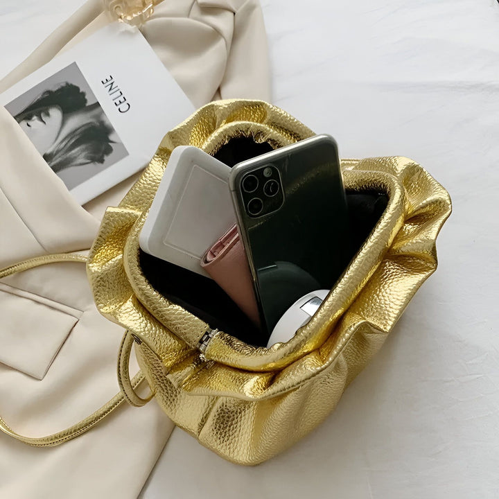 Sac pochette doré ouvert avec téléphone et portefeuille, 46194047975648