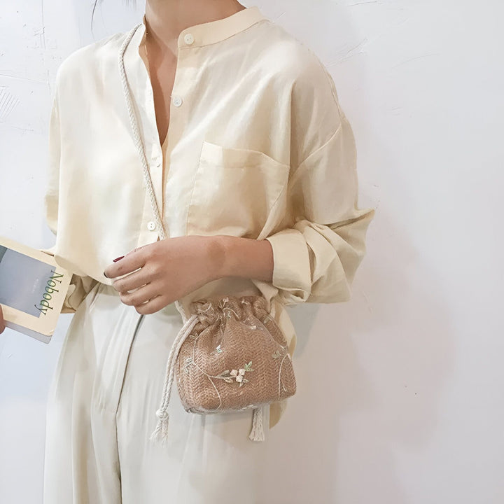 Femme en tenue beige et sac seau brodé à fleurs, 46193944494304,46193944527072,46193944559840