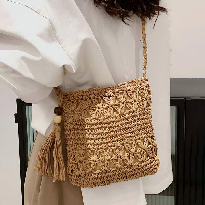 Sac bandoulière en paille tressée beige avec motif ajouré et pompon, 46193924407520,46193924473056