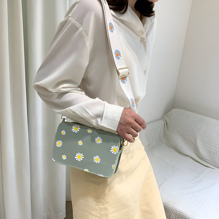 Sac bandoulière rectangulaire vert orné de marguerites blanches, sangle fleurie., 46193876795616,46193876828384,46193876861152,46193876893920