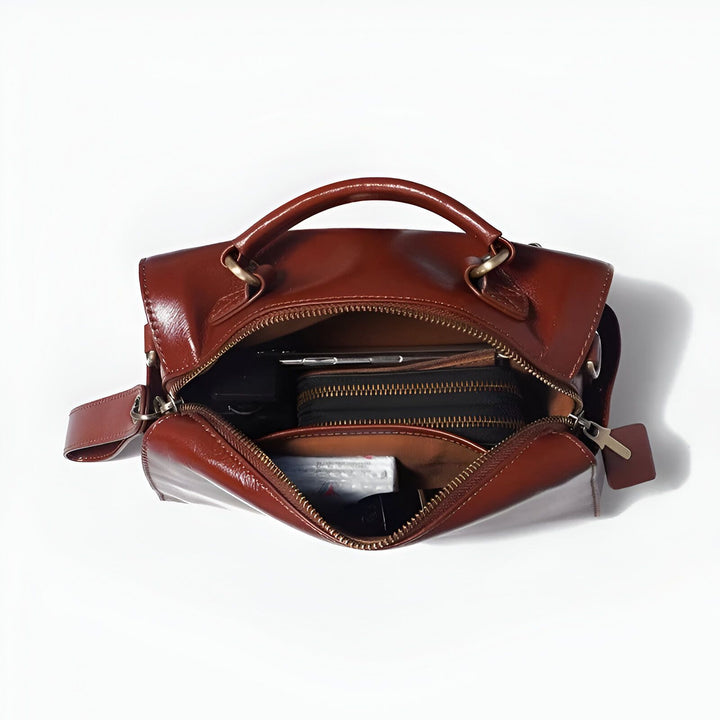 Vue de dessus d'un sac à main marron en cuir verni ouvert, contenant des affaires, 46193860182240,46193860215008