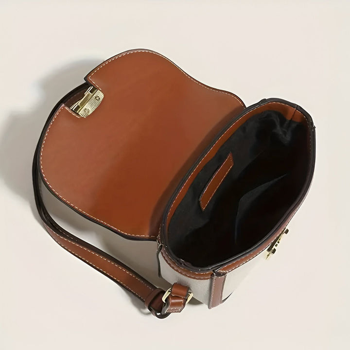 Sac à main ouvert vu du dessus, rabat cuir marron, corps gris, fermoir doré., 46194068619488
