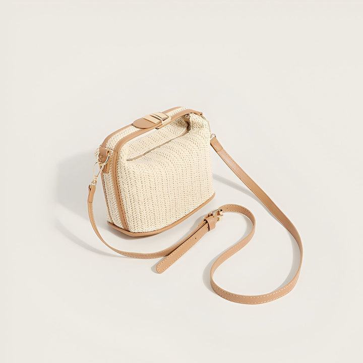 Sac bandoulière en paille tressée beige avec liseré et sangle en cuir marron clair., 46194030674144