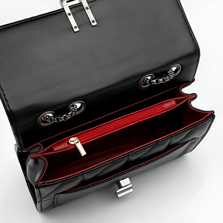 Sac à main noir matelassé ouvert, intérieur rouge, poche zippée et détails métal., 46193948950752,46193948983520