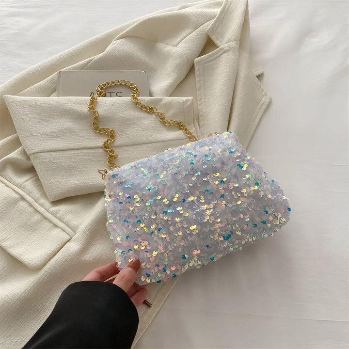 Pochette blanche irisée avec paillettes multicolores brillantes et chaîne dorée., 46194028216544,46194028249312,46194028282080,46194028314848