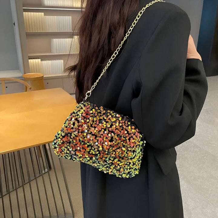 Sac pochette noir à sequins multicolores avec chaîne dorée porté par une personne en veste noire, 46194028216544,46194028249312,46194028282080,46194028314848