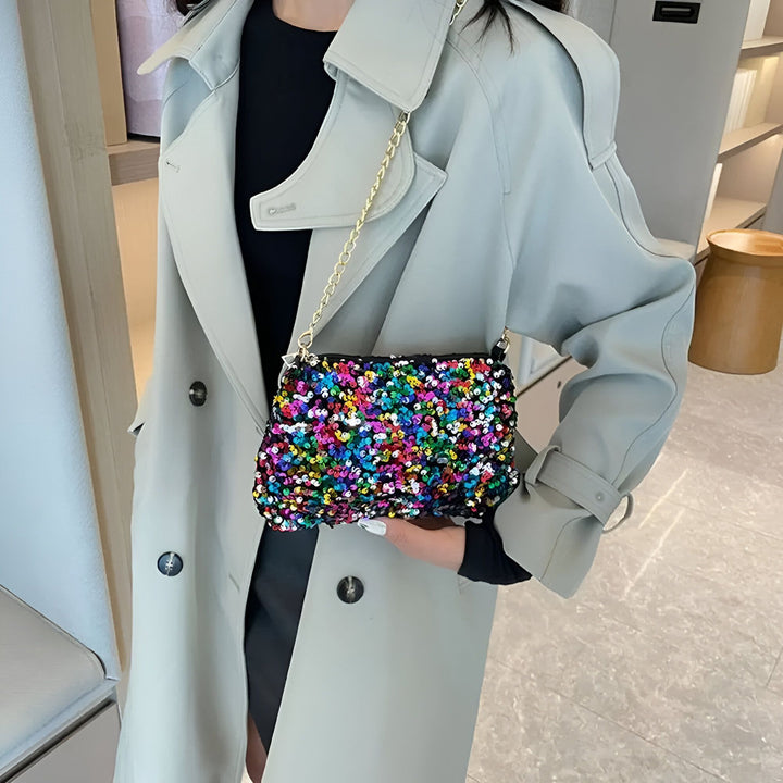 Sac à main rectangulaire pailleté multicolore porté par une personne en manteau gris clair, 46194028216544,46194028249312,46194028282080,46194028314848