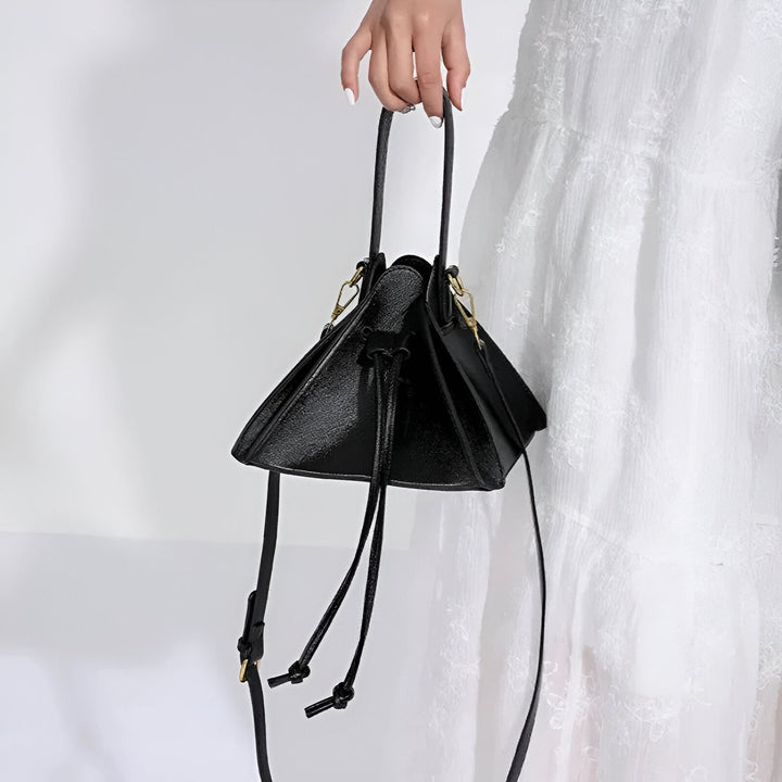 Sac à main noir brillant forme originale tenu main femme robe blanche, 46194018320608,46194018353376,46194018386144,46194018418912,46194018451680,46194018484448