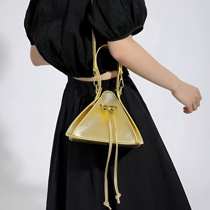 Sac à main triangulaire doré., 46194018320608,46194018353376,46194018386144,46194018418912,46194018451680,46194018484448