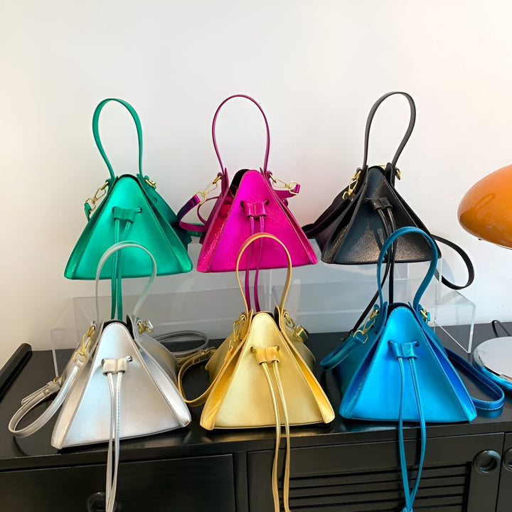 Plusieurs petits sacs à main triangulaires aux couleurs métalliques variées exposés., 46194018320608,46194018353376,46194018386144,46194018418912,46194018451680,46194018484448
