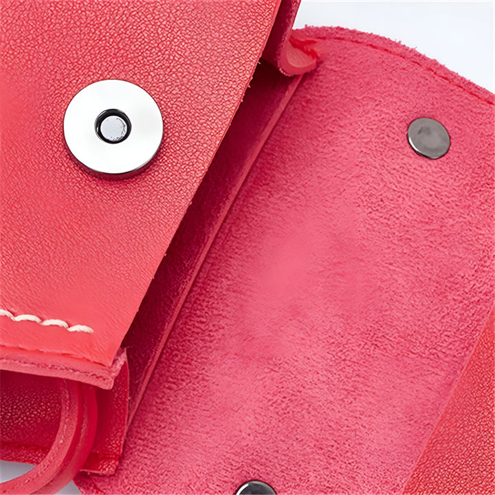 Gros plan sur une fermeture magnétique argentée sur un sac rouge texturé., 46193988698336,46193988731104,46193988796640,46193988829408,46193988862176,46193988894944,46193988927712