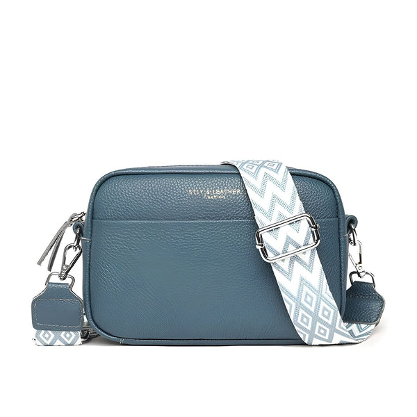 Sac bandoulière en cuir bleu avec large bandoulière décorée à motifs, 46194065080544,46194065113312,46194065146080,46194065211616,46194065244384