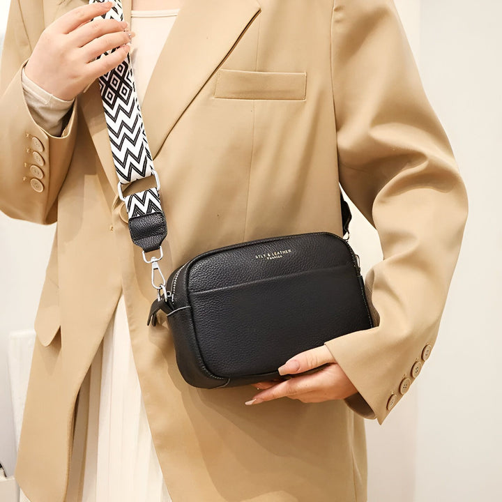 Sac bandoulière noir en cuir avec sangle à motif géométrique blanc et noir., 46194065080544,46194065113312,46194065146080,46194065211616,46194065244384