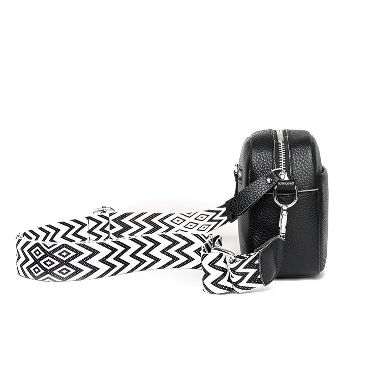 Sac bandoulière en cuir noir avec large sangle décorée motif géométrique noir et blanc, 46194065080544,46194065113312,46194065146080,46194065211616,46194065244384