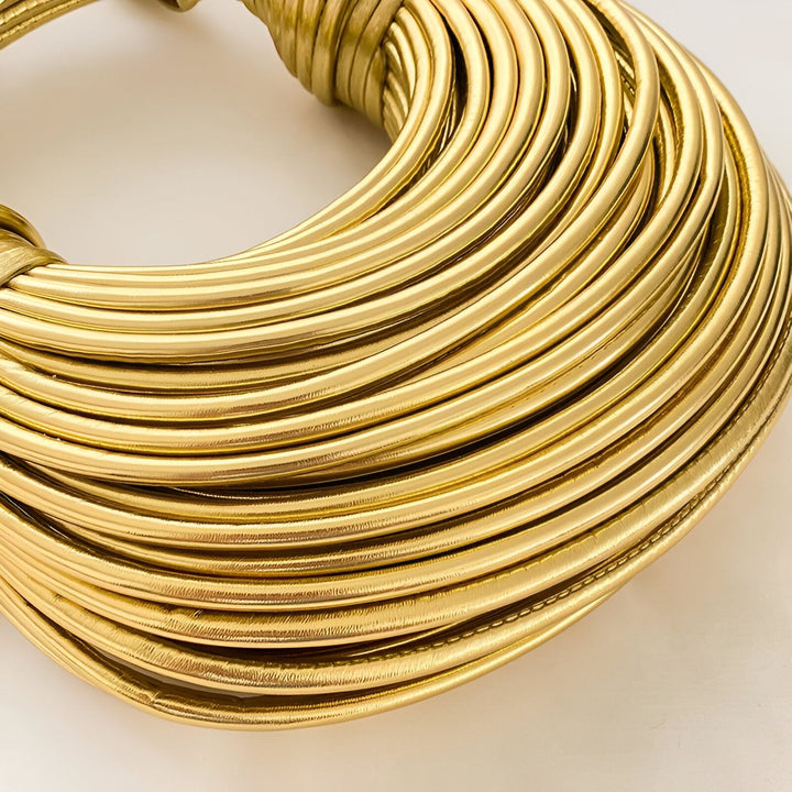 Collier doré multi-rangs composé de tubes circulaires superposés., 46194034737376